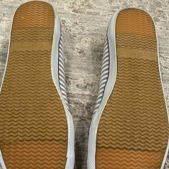 Soho Women’s Sz 9.5 Casual Ballet Flat Shoe Comfort Gray Stripe Slip On Low Top - Picture 5 of 7